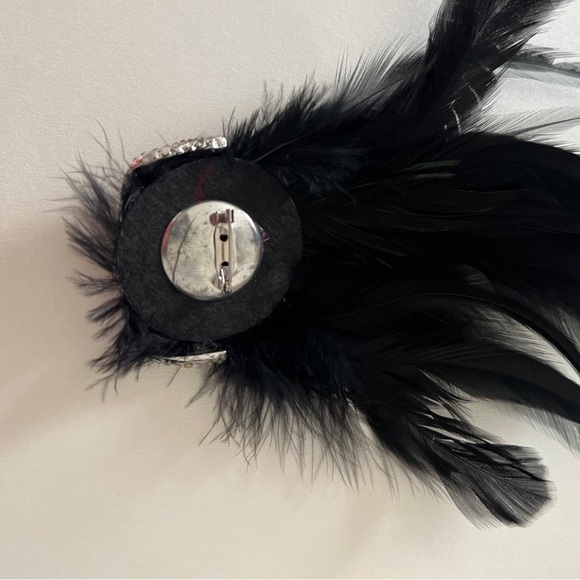 Elegant Black Feathered Mask Brooch - Picture 4 of 4